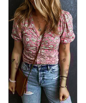 Blusa rosa floral con mangas cortas abullonadas y escote en V fruncido  
Top de corte corto que acentúa las curvas  
Encantador y dulce patrón floral  
Sexy escote en V y mangas cortas abullonadas  
Chic fruncido en la parte delantera  
Versátil y combina bien con pantalones, pantalones cortos y faldas  
Varios patrones chic disponibles de dear lover  
Alta elasticidad  
Consulta la tabla de tallas para un ajuste preciso  
Material: 95% poliéster 5% elastano