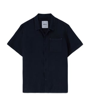 De herenshirts van GAS combineren een klassieke en moderne stijl en weerspiegelen de iconische denim spirit van het merk. Ze zijn gemaakt van hoogwaardige stoffen en bieden een perfecte pasvorm en fijne details, ideaal voor elke gelegenheid, van werk tot vrije tijd. Ze zijn veelzijdig en authentiek en ontworpen voor mannen die op zoek zijn naar een casual maar verfijnde look, zonder in te boeten aan comfort en persoonlijkheid.