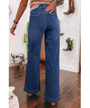 Comfortabele en relaxte pasvorm  
Hoge taille stijl voor een flatterende silhouet  
Gepatchte zakken voor en achter voor praktisch gebruik  
Duurzaam denimmateriaal perfect voor dagelijks gebruik  
Verscheidenheid aan stijlen beschikbaar in onze dropship jeans collectie voor vrouwen