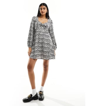 Dresses by Pieces Coming soon to your IG feed Sweetheart neck Volume sleeves Zip-back fastening Regular fitSold By: Asos