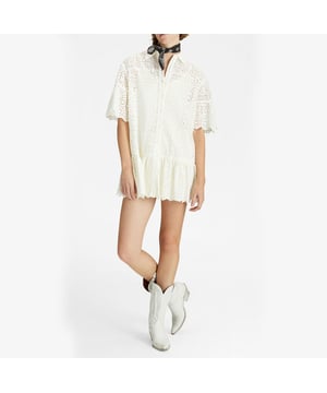 GAS damesjurken combineren elegantie en veelzijdigheid, perfect voor het creëren van casual-chique looks met een moderne twist. Gemaakt van hoogwaardige materialen, bieden ze een pasvorm die het silhouet verbetert en fijne details die de authenticiteit van het merk weerspiegelen. Ze zijn ideaal voor elke gelegenheid en geven uitdrukking aan een frisse en dynamische stijl, ontworpen voor vrouwen die zich graag onderscheiden met eenvoud en verfijning.