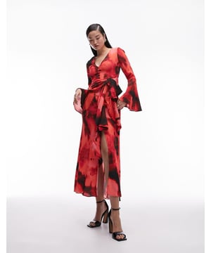 Dresses by Topshop Welcome to the next phase of Topshop V-neck Flared sleeves Tie waist Front split Regular fitSold By: Asos
