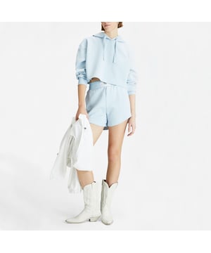 Die GAS Shorts für Damen vereinen coolen Stil und Komfort in einem modernen, vielseitigen Design. Aus hochwertigen Stoffen gefertigt, bieten sie eine bequeme Passform und durchdachte Details, ideal um wärmere Tage mit lässiger Eleganz zu meistern. Perfekt für die Freizeit oder für raffinierte Sommerlooks, bringen sie die dynamische und authentische Essenz der Marke zum Ausdruck.