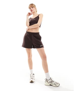 Shorts by New Balance Take the short cut Mid rise Elasticated waistband Side pockets Logo print to hem Side splits Regular fitSold By: Asos