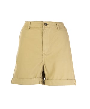 Die GAS Shorts für Damen vereinen coolen Stil und Komfort in einem modernen, vielseitigen Design. Aus hochwertigen Stoffen gefertigt, bieten sie eine bequeme Passform und durchdachte Details, ideal um wärmere Tage mit lässiger Eleganz zu meistern. Perfekt für die Freizeit oder für raffinierte Sommerlooks, bringen sie die dynamische und authentische Essenz der Marke zum Ausdruck.