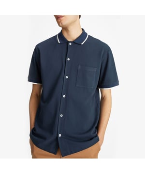 De GAS herenpolo combineert klassieke en moderne stijl in een veelzijdig en comfortabel kledingstuk. Ze zijn gemaakt van hoogwaardige stoffen en bieden een perfecte pasvorm en fijne details, ideaal voor casual of smart-casual looks. Perfect voor elke gelegenheid, weerspiegelen ze de authenticiteit en ingetogen elegantie van het merk, ontworpen voor mannen die een mix van praktisch en verfijnd waarderen.