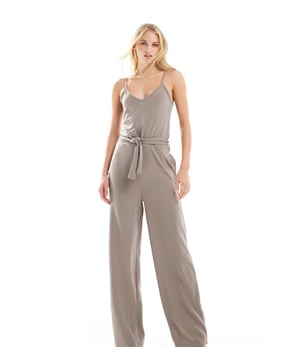 Jumpsuits & Playsuits by JDY Tall Co-ordinating made easy Scoop neck Adjustable straps Tie waist Side pockets Straight leg Regular fitSold By: Asos