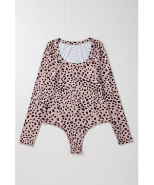Gris Humo con Estampado de Leopardo  
Manga Larga  
Escote Redondo  
Ajuste Slim  
Versátil  
Agradablemente favorecedor  
Silhouette elegante y favorecedora  
Equilibrio perfecto entre chic y casual  
Consulta la tabla de tallas para un ajuste perfecto  
Material: 95% Poliéster 5% Elastano