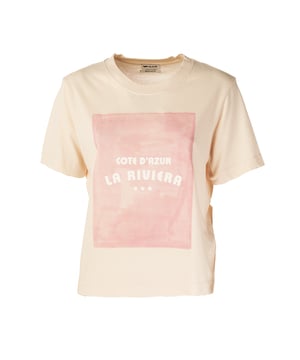 De t-shirts van GAS voor dames zijn de ideale mix van casual stijl en comfort. Ze zijn gemaakt van hoogwaardige materialen en bieden een veelzijdige pasvorm en doordachte details, variërend van minimalistische ontwerpen tot originele prints. Ze zijn perfect voor het creëren van frisse en dynamische alledaagse looks en weerspiegelen de authentieke en moderne essentie van het merk, ideaal voor vrouwen die op zoek zijn naar eenvoud en persoonlijkheid.