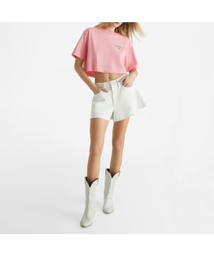 De t-shirts van GAS voor dames zijn de ideale mix van casual stijl en comfort. Ze zijn gemaakt van hoogwaardige materialen en bieden een veelzijdige pasvorm en doordachte details, variërend van minimalistische ontwerpen tot originele prints. Ze zijn perfect voor het creëren van frisse en dynamische alledaagse looks en weerspiegelen de authentieke en moderne essentie van het merk, ideaal voor vrouwen die op zoek zijn naar eenvoud en persoonlijkheid.