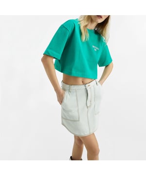 De t-shirts van GAS voor dames zijn de ideale mix van casual stijl en comfort. Ze zijn gemaakt van hoogwaardige materialen en bieden een veelzijdige pasvorm en doordachte details, variërend van minimalistische ontwerpen tot originele prints. Ze zijn perfect voor het creëren van frisse en dynamische alledaagse looks en weerspiegelen de authentieke en moderne essentie van het merk, ideaal voor vrouwen die op zoek zijn naar eenvoud en persoonlijkheid.