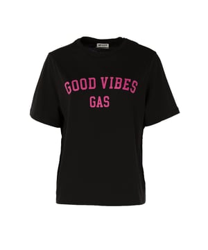 De t-shirts van GAS voor dames zijn de ideale mix van casual stijl en comfort. Ze zijn gemaakt van hoogwaardige materialen en bieden een veelzijdige pasvorm en doordachte details, variërend van minimalistische ontwerpen tot originele prints. Ze zijn perfect voor het creëren van frisse en dynamische alledaagse looks en weerspiegelen de authentieke en moderne essentie van het merk, ideaal voor vrouwen die op zoek zijn naar eenvoud en persoonlijkheid.