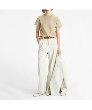 De t-shirts van GAS voor dames zijn de ideale mix van casual stijl en comfort. Ze zijn gemaakt van hoogwaardige materialen en bieden een veelzijdige pasvorm en doordachte details, variërend van minimalistische ontwerpen tot originele prints. Ze zijn perfect voor het creëren van frisse en dynamische alledaagse looks en weerspiegelen de authentieke en moderne essentie van het merk, ideaal voor vrouwen die op zoek zijn naar eenvoud en persoonlijkheid.