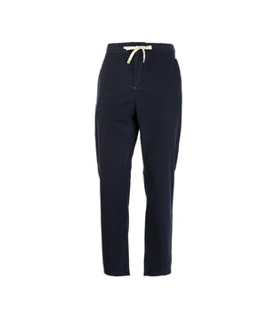 Die Herrenhosen von GAS vereinen modernen Stil und Komfort, ideal für jede Gelegenheit. Aus hochwertigen Stoffen gefertigt, bieten sie eine perfekte Passform und feine Details, die sowohl für legere als auch für formelle Looks geeignet sind. Vielseitig und unverzichtbar im Design, spiegeln sie die Authentizität der Marke wider, entworfen für Männer, die Funktionalität und Stil in einem zeitlosen Kleidungsstück suchen.