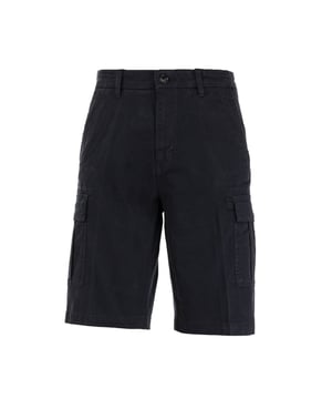 De GAS herenshorts combineren praktisch en casual stijl in een veelzijdig, modern ontwerp. Gemaakt van kwaliteitsmaterialen bieden ze comfort en bewegingsvrijheid, perfect voor vrije tijd of warmere dagen. Met zorgvuldige details en essentiële lijnen weerspiegelen ze de authenticiteit van het merk, ideaal voor dynamische mannen die op zoek zijn naar een ontspannen maar verfijnde stijl.