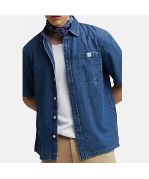 De herenshirts van GAS combineren een klassieke en moderne stijl en weerspiegelen de iconische denim spirit van het merk. Ze zijn gemaakt van hoogwaardige stoffen en bieden een perfecte pasvorm en fijne details, ideaal voor elke gelegenheid, van werk tot vrije tijd. Ze zijn veelzijdig en authentiek en ontworpen voor mannen die op zoek zijn naar een casual maar verfijnde look, zonder in te boeten aan comfort en persoonlijkheid.