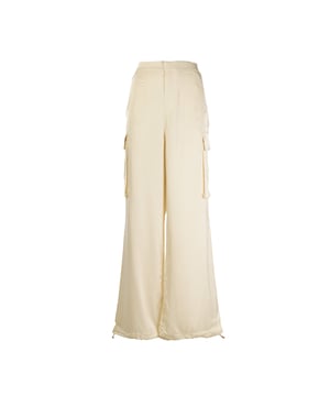 GAS damesbroeken bieden de perfecte mix van elegantie en comfort, met veelzijdige ontwerpen voor elke gelegenheid. Ze zijn gemaakt van hoogwaardige stoffen en hebben moderne pasvormen en fijne details die het silhouet verbeteren. Perfect voor een casual-chique of meer formele look, weerspiegelen ze de authentieke essentie van het merk, ideaal voor dynamische vrouwen die houden van een verfijnde en functionele stijl.