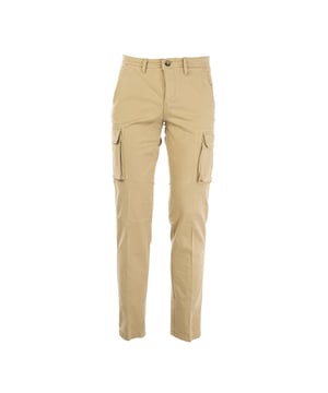 Die Herrenhosen von GAS vereinen modernen Stil und Komfort, ideal für jede Gelegenheit. Aus hochwertigen Materialien gefertigt, bieten sie eine perfekte Passform und feine Details, die sowohl für legere als auch für formelle Looks geeignet sind. Vielseitig und unverzichtbar im Design, spiegeln sie die Authentizität der Marke wider, entworfen für Männer, die Funktionalität und Stil in einem zeitlosen Kleidungsstück suchen.