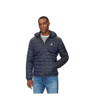 Doudoune Guess Triangle G Herren Blau Polyester. Authentische Kleidung der Marke Guess - Streetwear/Sportswear-Design von Guess - Guess für Herren, modisch und perfekt für den Alltag - Die blaue Doudoune von Guess lässt sich hervorragend mit dem Rest Ihrer Garderobe kombinieren - komfortables Polyester-Material - klassisch - Triangle G -