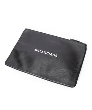 Balenciaga Bolsas Logo Zip Clutch  Bolso en Negro Piel de becerro y Plata hardware. El producto está en en Excelentes Condiciones (A).
  Dimensiones: 38.5x27x1.5 cm 
  Accesorios incluidos: Dustbag
    
  BrandCo Paris encuentra artículos raros y en las mejores condiciones a precios increíbles. ¡Vale la pena tener paciencia! Compra con confianza: todos los artículos de BrandCo Paris son seleccionados y autenticados cuidadosamente por nuestro equipo de expertos.
  Todos los artículos vienen con un certificado de autenticidad y un embalaje entregado por BrandCo Paris.
  Tabla de clasificación de la condición del artículo
  N (como nuevo)
  AA (perfecto estado)
  A (excelente estado)
  AB (muy buen estado)
  B (bueno/regular)