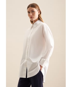 Feminin und elegant: Sorgen Sie für ein stilvolles Erscheinungsbild mit der Longbluse von Seidensticker aus der "The Contemporary Basics" Kollektion. Sie kann im Büro getragen werden. Die Webart Twill aus 100% Baumwolle ist besonders hochwertig gewebt, was sie bequem zu tragen und mit schräg umlaufender Struktur außerordentlich griffig macht. Das Uni-Muster verleiht dazu die passenden modischen Nuancen. Ein zeitloses Basic, das nicht nur modisches Know-How sondern auch feminine Stärke vermittelt. Für Liebhaber von eleganten Looks ist diese Langarm-Longbluse eine gute Wahl. Dank dem Hemdblusenkragen wird der feminin-klassische Charakter besonders unterstrichen. Zusätzlich sind edle Perlmuttknöpfe verarbeitet worden.