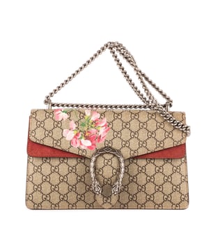 Gucci Tassen Floral Dionysus Chain Crossbody Small Schoudertas in de Beige/Rood Gecoat canvas in de Zilver  hardware. Het product is in In Uitstekende Staat (A).
  Afmetingen: 28x17x7 cm 
  Inclusief accessoires: None
      
  BrandCo Paris vindt zeldzame artikelen in de beste staat voor ongelooflijke prijzen. Het is de moeite waard om geduldig te zijn! Koop met vertrouwen: alle artikelen van BrandCo Paris worden zorgvuldig geselecteerd en geverifieerd door ons team van experts.

  Alle artikelen worden geleverd met een certificaat van echtheid en verpakt door BrandCo Paris.

  Classificatietabel voor de conditie van het artikel:

  N (als nieuw)
  AA (perfecte staat)
  A (uitstekende staat)
  AB (zeer goede staat)
  B (goede/redelijke staat)
