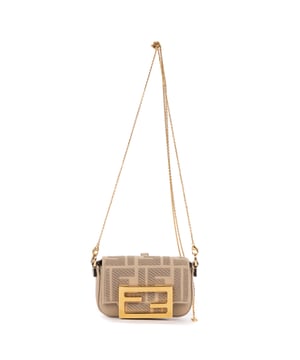 Fendi Accessoires Nano Baguette Charm  Accessoires in de Beige Doek in de Goud  hardware. Het product is in Als Nieuw (N).
  Afmetingen: 10x0x0 cm 
  Inclusief accessoires: Booklet
      
  BrandCo Paris vindt zeldzame artikelen in de beste staat voor ongelooflijke prijzen. Het is de moeite waard om geduldig te zijn! Koop met vertrouwen: alle artikelen van BrandCo Paris worden zorgvuldig geselecteerd en geverifieerd door ons team van experts.

  Alle artikelen worden geleverd met een certificaat van echtheid en verpakt door BrandCo Paris.

  Classificatietabel voor de conditie van het artikel:

  N (als nieuw)
  AA (perfecte staat)
  A (uitstekende staat)
  AB (zeer goede staat)
  B (goede/redelijke staat)