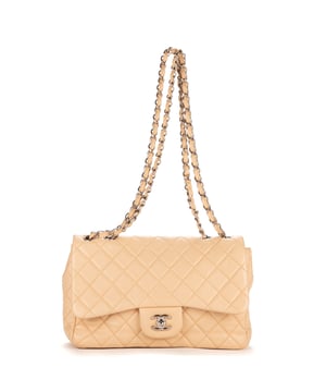 Chanel Bolsas Timeless flap Jumbo Bolso bandolera en Beige Piel de becerro y Plata hardware. El producto está en en Excelentes Condiciones (A).
  Dimensiones: 29x18x9 cm 
  Accesorios incluidos: Sticker
    
  BrandCo Paris encuentra artículos raros y en las mejores condiciones a precios increíbles. ¡Vale la pena tener paciencia! Compra con confianza: todos los artículos de BrandCo Paris son seleccionados y autenticados cuidadosamente por nuestro equipo de expertos.
  Todos los artículos vienen con un certificado de autenticidad y un embalaje entregado por BrandCo Paris.
  Tabla de clasificación de la condición del artículo
  N (como nuevo)
  AA (perfecto estado)
  A (excelente estado)
  AB (muy buen estado)
  B (bueno/regular)