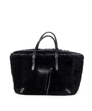 Balenciaga Bolsas Mini Papier A4 Tote  Bolso bandolera en Negro Piel de becerro y Latón envejecido hardware. El producto está en en Excelentes Condiciones (A).
  Dimensiones: 26x18x12 cm 
  Accesorios incluidos: Strap, Dustbag, mirror on Strap
    Condición Notes: light scuffed upper rim, slight scratches on interior
  BrandCo Paris encuentra artículos raros y en las mejores condiciones a precios increíbles. ¡Vale la pena tener paciencia! Compra con confianza: todos los artículos de BrandCo Paris son seleccionados y autenticados cuidadosamente por nuestro equipo de expertos.
  Todos los artículos vienen con un certificado de autenticidad y un embalaje entregado por BrandCo Paris.
  Tabla de clasificación de la condición del artículo
  N (como nuevo)
  AA (perfecto estado)
  A (excelente estado)
  AB (muy buen estado)
  B (bueno/regular)