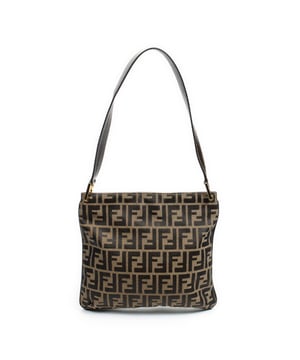 Fendi Bolsas Square Hobo  Bolso bandolera en Beige/Marrón Oscuro Lienzo y Oro hardware. El producto está en en Excelentes Condiciones (A).
  Dimensiones: 29x26x1 cm 
  Accesorios incluidos: 
    
  BrandCo Paris encuentra artículos raros y en las mejores condiciones a precios increíbles. ¡Vale la pena tener paciencia! Compra con confianza: todos los artículos de BrandCo Paris son seleccionados y autenticados cuidadosamente por nuestro equipo de expertos.
  Todos los artículos vienen con un certificado de autenticidad y un embalaje entregado por BrandCo Paris.
  Tabla de clasificación de la condición del artículo
  N (como nuevo)
  AA (perfecto estado)
  A (excelente estado)
  AB (muy buen estado)
  B (bueno/regular)