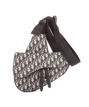 Dior Bolsas Dior Homme Saddle Crossbody Bag  Bolso bandolera en Azul Oscuro Lienzo y Plata hardware. El producto está en en Perfectas Condiciones (AA).
  Dimensiones: 27x18x5 cm 
  Accesorios incluidos: None
    
  BrandCo Paris encuentra artículos raros y en las mejores condiciones a precios increíbles. ¡Vale la pena tener paciencia! Compra con confianza: todos los artículos de BrandCo Paris son seleccionados y autenticados cuidadosamente por nuestro equipo de expertos.
  Todos los artículos vienen con un certificado de autenticidad y un embalaje entregado por BrandCo Paris.
  Tabla de clasificación de la condición del artículo
  N (como nuevo)
  AA (perfecto estado)
  A (excelente estado)
  AB (muy buen estado)
  B (bueno/regular)