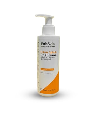 Erwecken Sie Ihre Haut mit der belebenden Kraft von Citrus Splash Gel Cleanser. Dieses erfrischende Reinigungsgel ist mit der natürlichen Güte von Zitrusextrakten angereichert, die Ihren Teint sanft reinigen und aufhellen. Er ist reich an Antioxidantien und hilft, Ihre Haut zu reinigen, indem er Unreinheiten, überschüssiges Fett und Make-up entfernt. Die Haut fühlt sich revitalisiert und erfrischt an. Der spritzige Zitrusduft belebt Ihre Sinne und macht Ihre Hautpflege zu einem angenehmen Erlebnis. Dieser Reiniger ist für alle Hauttypen geeignet und hinterlässt eine saubere, weiche Haut, die bereit ist für die nächsten Schritte in Ihrem Hautpflegeprogramm.