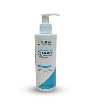 De Hyaluronic Acid Gel Cleanser biedt een milde en hydraterende reiniging, perfect voor droge tot normale huidtypes. Deze cleanser is geformuleerd met hyaluronzuur en helpt vocht vast te houden terwijl vuil, olie en make-up effectief worden verwijderd, zonder de huid te ontdoen van haar natuurlijke oliën. Na elk gebruik voelt je huid zacht, glad en grondig gehydrateerd aan, met een verbeterde vochtbarrière die zorgt voor een dauwfrisse teint.