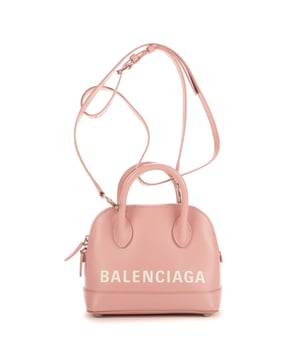 Balenciaga Bolsas XXS Ville  Bolso en Rosa Piel de becerro y Plata hardware. El producto está en en Perfectas Condiciones (AA).
  Dimensiones: 18x14x8 cm 
  Accesorios incluidos: Strap
    
  BrandCo Paris encuentra artículos raros y en las mejores condiciones a precios increíbles. ¡Vale la pena tener paciencia! Compra con confianza: todos los artículos de BrandCo Paris son seleccionados y autenticados cuidadosamente por nuestro equipo de expertos.
  Todos los artículos vienen con un certificado de autenticidad y un embalaje entregado por BrandCo Paris.
  Tabla de clasificación de la condición del artículo
  N (como nuevo)
  AA (perfecto estado)
  A (excelente estado)
  AB (muy buen estado)
  B (bueno/regular)
