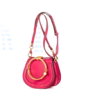Chloe Bolsas Small Nile Chain Bag  Bolso en Rosa Piel de becerro y Oro hardware. El producto está en en Excelentes Condiciones (A).
  Dimensiones: 15x15x5 cm 
  Accesorios incluidos: Strap
    
  BrandCo Paris encuentra artículos raros y en las mejores condiciones a precios increíbles. ¡Vale la pena tener paciencia! Compra con confianza: todos los artículos de BrandCo Paris son seleccionados y autenticados cuidadosamente por nuestro equipo de expertos.
  Todos los artículos vienen con un certificado de autenticidad y un embalaje entregado por BrandCo Paris.
  Tabla de clasificación de la condición del artículo
  N (como nuevo)
  AA (perfecto estado)
  A (excelente estado)
  AB (muy buen estado)
  B (bueno/regular)