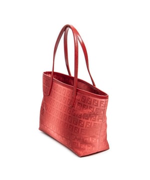 Fendi Tassen Mini Ombre Shopping Tote  Handtas in de Rood Doek in de Goud  hardware. Het product is in In Uitstekende Staat (A).
  Afmetingen: 22.5x18x10 cm 
  Inclusief accessoires: 
      
  BrandCo Paris vindt zeldzame artikelen in de beste staat voor ongelooflijke prijzen. Het is de moeite waard om geduldig te zijn! Koop met vertrouwen: alle artikelen van BrandCo Paris worden zorgvuldig geselecteerd en geverifieerd door ons team van experts.

  Alle artikelen worden geleverd met een certificaat van echtheid en verpakt door BrandCo Paris.

  Classificatietabel voor de conditie van het artikel:

  N (als nieuw)
  AA (perfecte staat)
  A (uitstekende staat)
  AB (zeer goede staat)
  B (goede/redelijke staat)