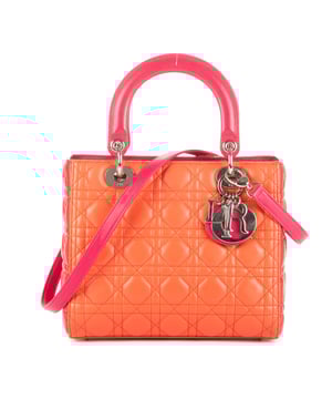 Dior Bolsas Medium Lady Dior Zip PM Bolso en Naranja/Rojo/Rosa Piel de becerro y SiLouis Vuittoner hardware. El producto está en en Excelentes Condiciones (A).
  Dimensiones: 24x21x12 cm 
  Accesorios incluidos: "Strap, Card"
    Condición NOTES: Lightly Worn in the corners and penmarks on the red side
  BrandCo Paris encuentra artículos raros y en las mejores condiciones a precios increíbles. ¡Vale la pena tener paciencia! Compra con confianza: todos los artículos de BrandCo Paris son seleccionados y autenticados cuidadosamente por nuestro equipo de expertos.
  Todos los artículos vienen con un certificado de autenticidad y un embalaje entregado por BrandCo Paris.
  Tabla de clasificación de la condición del artículo
  N (como nuevo)
  AA (perfecto estado)
  A (excelente estado)
  AB (muy buen estado)
  B (bueno/regular)