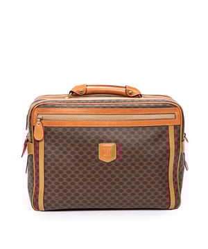 Celine Bolsas Vintage Large Business Bag  Bolso bandolera en Marrón Lona recubierta y Oro hardware. El producto está en en Excelentes Condiciones (A).
  Dimensiones: 37x28x12 cm 
  Accesorios incluidos: Strap
    
  BrandCo Paris encuentra artículos raros y en las mejores condiciones a precios increíbles. ¡Vale la pena tener paciencia! Compra con confianza: todos los artículos de BrandCo Paris son seleccionados y autenticados cuidadosamente por nuestro equipo de expertos.
  Todos los artículos vienen con un certificado de autenticidad y un embalaje entregado por BrandCo Paris.
  Tabla de clasificación de la condición del artículo
  N (como nuevo)
  AA (perfecto estado)
  A (excelente estado)
  AB (muy buen estado)
  B (bueno/regular)