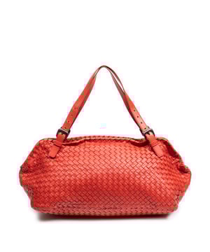 Bottega Veneta Bolsas Soft Boston  Bolso bandolera en Rojo Piel de becerro y Latón envejecido hardware. El producto está en en Excelentes Condiciones (A).
  Dimensiones: 38x20.5x20 cm 
  Accesorios incluidos: Dustbag
    
  BrandCo Paris encuentra artículos raros y en las mejores condiciones a precios increíbles. ¡Vale la pena tener paciencia! Compra con confianza: todos los artículos de BrandCo Paris son seleccionados y autenticados cuidadosamente por nuestro equipo de expertos.
  Todos los artículos vienen con un certificado de autenticidad y un embalaje entregado por BrandCo Paris.
  Tabla de clasificación de la condición del artículo
  N (como nuevo)
  AA (perfecto estado)
  A (excelente estado)
  AB (muy buen estado)
  B (bueno/regular)