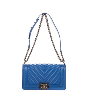 Chanel Taschen Boy  Umhängetasche und Blau Kalbsleder und Messing hardware. Das Produkt ist auf In Uitstekende Staat (A).
  Abmessungen: 25x14.5x7 cm 
  Zubehör inklusive: Sticker, Card, Dustbag
  
  BrandCo Paris hat seltene Artikel und die besten Konditionen zu unglaublichen Preisen vorgestellt. ¡Vale la pena tener paciencia! Kaufen Sie mit Vertrauen: Alle Artikel von BrandCo Paris sind von unserem Expertenteam ausgewählt und authentisch.
  Alle Artikel enthalten ein Echtheitszertifikat und wurden von BrandCo Paris übernommen.
  Tabelle zur Klassifizierung des Artikelzustands
  N (wie neu)
  AA (perfekter Zustand)
  A (ausgezeichneter Zustand)
  AB (sehr guter Zustand)
  B (gut/mittelmäßig)