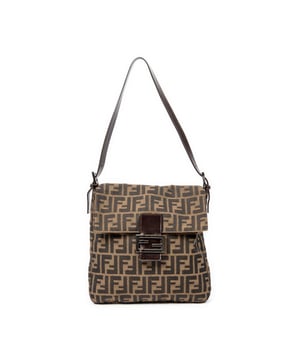 Fendi Bolsas Square Shoulder Flap  Bolso bandolera en Caqui/Marrón Oscuro Lienzo y Plata hardware. El producto está en en Excelentes Condiciones (A).
  Dimensiones: 26x27x4 cm 
  Accesorios incluidos: 
    
  BrandCo Paris encuentra artículos raros y en las mejores condiciones a precios increíbles. ¡Vale la pena tener paciencia! Compra con confianza: todos los artículos de BrandCo Paris son seleccionados y autenticados cuidadosamente por nuestro equipo de expertos.
  Todos los artículos vienen con un certificado de autenticidad y un embalaje entregado por BrandCo Paris.
  Tabla de clasificación de la condición del artículo
  N (como nuevo)
  AA (perfecto estado)
  A (excelente estado)
  AB (muy buen estado)
  B (bueno/regular)