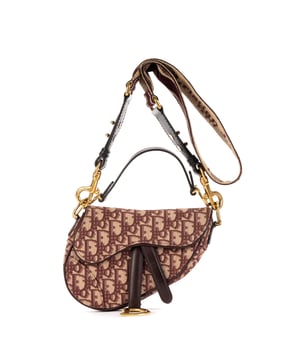 Dior Bolsas Mini Saddle Oblique  Bolso bandolera en Borgoña Lienzo y Oro hardware. El producto está en en Perfectas Condiciones (AA).
  Dimensiones: 19x15x6 cm 
  Accesorios incluidos: Strap
    
  BrandCo Paris encuentra artículos raros y en las mejores condiciones a precios increíbles. ¡Vale la pena tener paciencia! Compra con confianza: todos los artículos de BrandCo Paris son seleccionados y autenticados cuidadosamente por nuestro equipo de expertos.
  Todos los artículos vienen con un certificado de autenticidad y un embalaje entregado por BrandCo Paris.
  Tabla de clasificación de la condición del artículo
  N (como nuevo)
  AA (perfecto estado)
  A (excelente estado)
  AB (muy buen estado)
  B (bueno/regular)