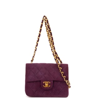 Chanel Tassen Rare Mini Suede Square Flap  Schoudertas in de Paars Kalfsleer in de Goud  hardware. Het product is in In Perfecte Staat (AA).
  Afmetingen: 17x13.5x8 cm 
  Inclusief accessoires: "Sticker, Card, Gold Chain with Suede Leather"
      
  BrandCo Paris vindt zeldzame artikelen in de beste staat voor ongelooflijke prijzen. Het is de moeite waard om geduldig te zijn! Koop met vertrouwen: alle artikelen van BrandCo Paris worden zorgvuldig geselecteerd en geverifieerd door ons team van experts.

  Alle artikelen worden geleverd met een certificaat van echtheid en verpakt door BrandCo Paris.

  Classificatietabel voor de conditie van het artikel:

  N (als nieuw)
  AA (perfecte staat)
  A (uitstekende staat)
  AB (zeer goede staat)
  B (goede/redelijke staat)