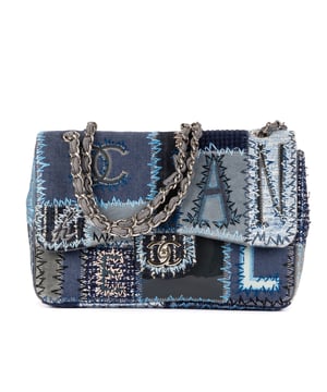 Chanel Bolsas Ltd. Ed. Patchwork Classic Jumbo Flap 30 Bolso bandolera en Azul denim Lienzo y Plata hardware. El producto está en en Perfectas Condiciones (AA).
  Dimensiones: 30x20x10 cm 
  Accesorios incluidos: "Sticker, Card, Dustbag, Box"
    
  BrandCo Paris encuentra artículos raros y en las mejores condiciones a precios increíbles. ¡Vale la pena tener paciencia! Compra con confianza: todos los artículos de BrandCo Paris son seleccionados y autenticados cuidadosamente por nuestro equipo de expertos.
  Todos los artículos vienen con un certificado de autenticidad y un embalaje entregado por BrandCo Paris.
  Tabla de clasificación de la condición del artículo
  N (como nuevo)
  AA (perfecto estado)
  A (excelente estado)
  AB (muy buen estado)
  B (bueno/regular)