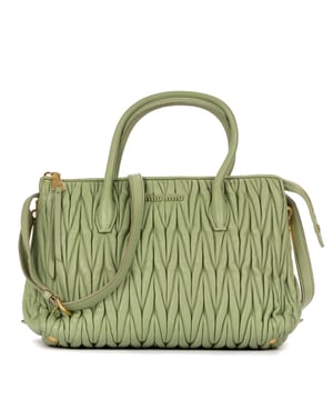 Miu Miu Taschen Crossbody Tote  Umhängetasche und Hellgrün Kalbsleder und Gold hardware. Das Produkt ist auf In Zeer Goede Staat (AB).
  Abmessungen: 31x22x15 cm 
  Zubehör inklusive: Strap
  
  BrandCo Paris hat seltene Artikel und die besten Konditionen zu unglaublichen Preisen vorgestellt. ¡Vale la pena tener paciencia! Kaufen Sie mit Vertrauen: Alle Artikel von BrandCo Paris sind von unserem Expertenteam ausgewählt und authentisch.
  Alle Artikel enthalten ein Echtheitszertifikat und wurden von BrandCo Paris übernommen.
  Tabelle zur Klassifizierung des Artikelzustands
  N (wie neu)
  AA (perfekter Zustand)
  A (ausgezeichneter Zustand)
  AB (sehr guter Zustand)
  B (gut/mittelmäßig)