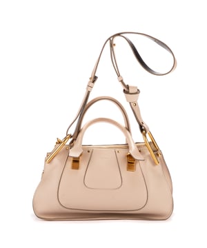 Chloe Bolsas Hayley Bag  Bolso bandolera en Marfil Piel de becerro y Oro hardware. El producto está en en Excelentes Condiciones (A).
  Dimensiones: 28x18x10 cm 
  Accesorios incluidos: Dustbag
    
  BrandCo Paris encuentra artículos raros y en las mejores condiciones a precios increíbles. ¡Vale la pena tener paciencia! Compra con confianza: todos los artículos de BrandCo Paris son seleccionados y autenticados cuidadosamente por nuestro equipo de expertos.
  Todos los artículos vienen con un certificado de autenticidad y un embalaje entregado por BrandCo Paris.
  Tabla de clasificación de la condición del artículo
  N (como nuevo)
  AA (perfecto estado)
  A (excelente estado)
  AB (muy buen estado)
  B (bueno/regular)