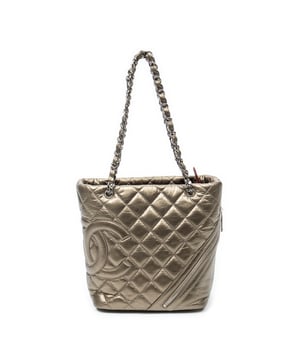 Chanel Tassen Small Cotton Club Tote  Schoudertas in de Goud Kalfsleer in de Zilver  hardware. Het product is in In Uitstekende Staat (A).
  Afmetingen: 20x23.5x12 cm 
  Inclusief accessoires: Sticker
      
  BrandCo Paris vindt zeldzame artikelen in de beste staat voor ongelooflijke prijzen. Het is de moeite waard om geduldig te zijn! Koop met vertrouwen: alle artikelen van BrandCo Paris worden zorgvuldig geselecteerd en geverifieerd door ons team van experts.

  Alle artikelen worden geleverd met een certificaat van echtheid en verpakt door BrandCo Paris.

  Classificatietabel voor de conditie van het artikel:

  N (als nieuw)
  AA (perfecte staat)
  A (uitstekende staat)
  AB (zeer goede staat)
  B (goede/redelijke staat)