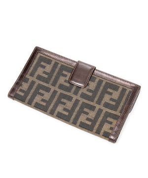 Fendi Accesorios Large Bifold Wallet  Cartera en Caqui/Marrón Oscuro Lienzo y Plata hardware. El producto está en en Excelentes Condiciones (A).
  18.5x10x1 cm 
  Accesorios incluidos: 
    
  BrandCo Paris encuentra artículos raros y en las mejores condiciones a precios increíbles. ¡Vale la pena tener paciencia! Compra con confianza: todos los artículos de BrandCo Paris son seleccionados y autenticados cuidadosamente por nuestro equipo de expertos.
  Todos los artículos vienen con un certificado de autenticidad y un embalaje entregado por BrandCo Paris.
  Tabla de clasificación de la condición del artículo
  N (como nuevo)
  AA (perfecto estado)
  A (excelente estado)
  AB (muy buen estado)
  B (bueno/regular)
