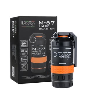 Entdecken Sie die neueste Revolution in der täglichen Körperpflege mit unserem innovativen M-67 HAIR BLASTER Rasierer in Form einer Handgranate, der Originalität und Funktionalität in einem einzigen Produkt vereint. Mit seiner auffälligen und verspielten Ästhetik erfüllt dieser Rasierer nicht nur seinen Hauptzweck, sondern verleiht Ihrem Alltag auch einen Hauch von Stil und Spaß. Seine kompakte Form macht ihn zu einem leicht zu tragenden und handlichen Accessoire – perfekt für alle, die mehr als nur ein Rasierwerkzeug suchen.

Komfort und Benutzerfreundlichkeit sind die Hauptmerkmale dieses Rasierers. Außerdem ist er kabellos und bietet so beispiellose Freiheit. Ohne störende Kabel, die Ihre Bewegungsfreiheit oft einschränken, können Sie sich überall bequem und uneingeschränkt rasieren. Ob bequem zu Hause oder unterwegs, dieser Rasierer ist immer bereit, einwandfreie Leistung zu liefern. Seine fortschrittliche Technologie sorgt für eine gründliche, glatte Rasur, sodass Sie immer tadellos aussehen, egal wo Sie sind.

- Leistungsstarker Profi-Motor
- 5800 Umdrehungen pro Minute
Kabellos.
- Ideal zum Mitnehmen auf Reisen.
- Kompaktes, auffälliges und unterhaltsames Design.
- Bequem und einfach zu bedienen.
- Material: ABS + Aluminium.
- Gleichstrom 5 V, 1 A, 5 W.
WICHTIG: Laden Sie den Akku vor der ersten Verwendung dieses Geräts 14 bis 16 Stunden lang auf, um optimale Ergebnisse zu erzielen.
Die geschätzte Zeit für nachfolgende Nachfüllungen beträgt 2 Stunden.
Laden Sie dieses Gerät bei Temperaturen zwischen 4 °C und 35 °C, um die Akkulaufzeit nicht zu beeinträchtigen.