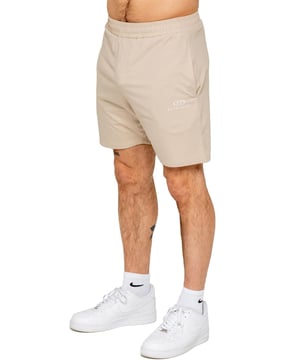 Los pantalones cortos de gimnasio para hombre de Enzo están diseñados para ofrecer rendimiento y comodidad. Con un ajuste regular, estos shorts brindan libertad de movimiento sin perder estilo. Fabricados con material elástico y tela de lycra, ofrecen flexibilidad y durabilidad para entrenamientos intensos o uso casual. La impresión de Enzo Jeans en el muslo derecho añade un toque audaz y deportivo. Perfectos como ropa deportiva, son ideales para el gimnasio, correr o entrenamientos diarios.